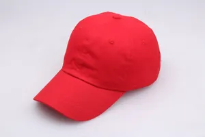 Detailansicht einer roten 6-Panel Baumwoll-Baseballkappe mit gebogenem Schirm vor grauem Grund