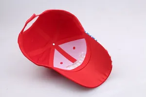 Détail de la sangle velcro réglable et couture interne sur la casquette rouge USA