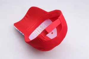 Détail de l'intérieur de la casquette Biden rouge avec velcro et logo brodé
