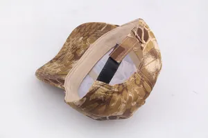 Detail der taktischen Camouflage-Cap mit verstellbarem Klettverschluss und Schweißband