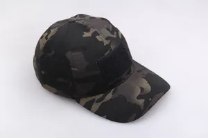Detail der taktischen Camouflage-Baseballkappe mit Klettfläche für individuelle Abzeichen