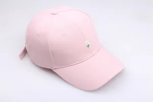 Gros plan d'une casquette rose avec broderie de marguerite sur toile de coton douce