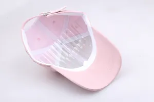 Vue détaillée de l'intérieur d'une casquette en coton rose avec bandeau et boucle