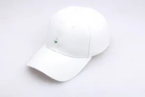 Gros plan d'une petite broderie de marguerite sur une casquette en coton blanc