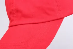 Detaillierte Nahaufnahme einer roten Baumwoll-Baseballkappe mit feinen Nähten und Stoffstruktur