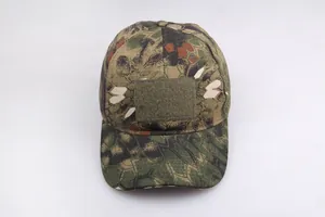 Detail einer taktischen Camouflage-Mütze mit Klettfläche für Abzeichen auf der Front