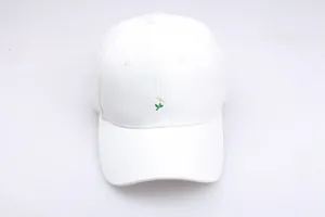 Gros plan sur la broderie délicate de marguerite sur une casquette en coton blanc