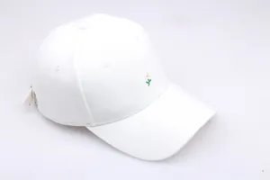 Détail d'une casquette blanche en toile avec broderie délicate de marguerite sur le devant