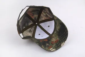 Innenstruktur der Camouflage-Taktikmütze mit Nahtbändern und Polyester-Waschetikett