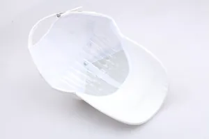 Détail de la boucle métallique réglable et de la doublure intérieure d'une casquette blanche