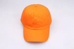Detailansicht einer hellorangen Baumwoll-Baseballkappe mit sechs-Panel-Konstruktion