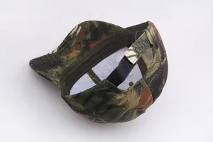 Detail der Camouflage-Baseballkappe mit Netzfutter und verstellbarem Klettverschluss