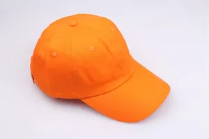 Draufsicht auf eine leuchtend orangefarbene Baumwollkappe mit verstärkter Naht am Schirm
