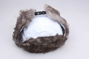 Detailansicht der Winter-Fliegermütze mit weißem Stoff und dickem braunem Kunstfell