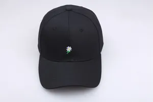Détail de casquette de baseball noire avec broderie de marguerite blanche de haute qualité