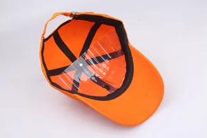 Detailansicht der hellorangen Baseballkappe mit schwarzem Schweißband und Metallschnalle