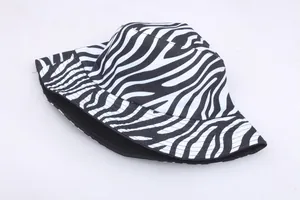 Dettaglio del cappello a secchiello zebrato con tessuto traspirante e fodera nera reversibile