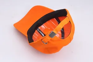 Detail der orangefarbenen Baumwollkappe mit schwarzem Schweißband und verstellbarer Metallschnalle