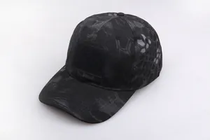 Detailaufnahme der taktischen Baseballkappe mit dunklem Camouflage-Muster und Klettfläche