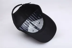 Vue détaillée de l'intérieur d'une casquette noire avec sangle et boucle métallique