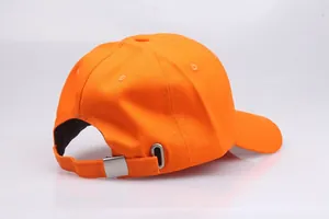 Detailansicht der Rückseite der orangefarbenen Baumwollkappe mit verstellbarer Metallschnalle