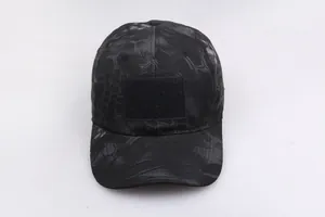 Detailansicht der taktischen Camouflage-Kappe mit Klettfläche für Abzeichen
