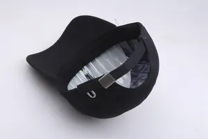 Détail de la boucle métallique réglable et de la sangle au dos de la casquette brodée