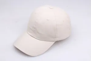 Detailansicht einer beigen Baumwoll-Baseballkappe mit sechs Paneelen und gebogenem Schirm