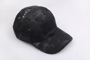 Detail der taktischen Baseballkappe mit dunklem Waben-Camo und Klettfläche vorne