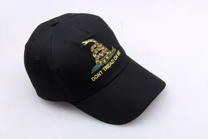 Zwarte honkbalpet met gele ratelslang borduring en Dont Tread On Me tekst logo