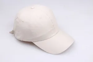 Detailansicht der Baumwoll-Baseballkappe mit verstärkten Nähten und Belüftungslöchern