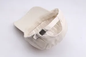 Detailansicht einer beigen Baumwoll-Baseballkappe mit verstellbarer Metallschnalle