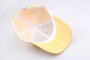 Vue détaillée de l'intérieur de la casquette jaune avec bandeau et boucle métallique