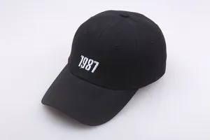 Detail der weißen 1987 Stickerei auf einer schwarzen Baseballkappe aus Baumwolle