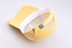 Détails de la boucle métallique réglable et du bandeau de sudation sur la casquette en coton jaune