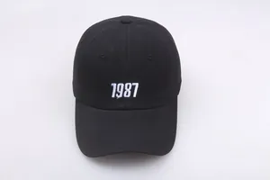 Nahaufnahme der weißen 1987 Stickerei auf schwarzer Baumwoll-Baseballkappe mit Schirm