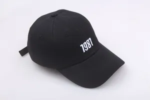 Detailansicht der Baumwoll-Baseballkappe mit 1987 Stickerei und verstellbarem Riemen