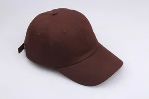 Detail einer dunkelbraunen Baumwoll-Baseballkappe mit Sechs-Panel-Struktur und Luftlöchern