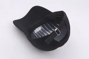 Detailansicht der schwarzen Baumwoll-Baseballkappe mit verstellbarem Metallschnallenverschluss