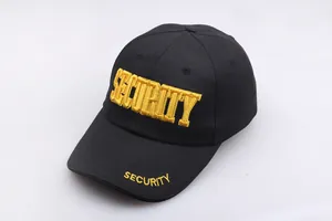 Κοντινό πλάνο με κίτρινο 3D SECURITY κέντημα σε μαύρο καπέλο του μπέιζμπολ