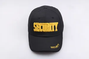 Λεπτομέρεια μαύρου καπέλου SECURITY με κίτρινο κέντημα και βαμβακερή υφή υψηλής ποιότητας