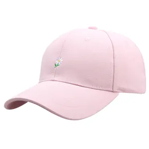 Casquette de baseball rose clair avec broderie marguerite et visière courbée de protection