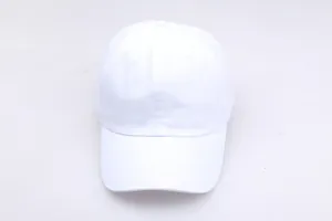 Detail der klassischen weißen Baumwoll-Baseballkappe mit gebogenem Schirm und Belüftung