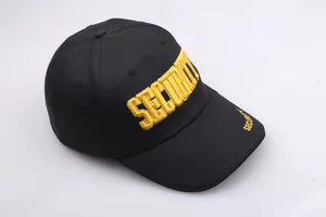 Λεπτομέρεια κίτρινου 3D κεντήματος SECURITY σε μαύρο βαμβακερό καπέλο του μπέιζμπολ