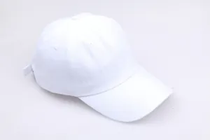 Detailansicht der verstärkten Nähte an Schirm und Krone einer weißen Baseballkappe