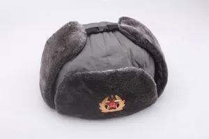 Détail du bonnet trappeur gris coupe-vent avec emblème soviétique et fausse fourrure