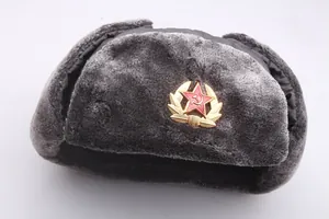 Chapeau Ouchanka gris style soviétique en fausse fourrure avec tissu coupe-vent et emblème