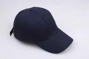Detail der dunkelblauen Baseballkappe mit Belüftungslöchern und Metallverschluss hinten