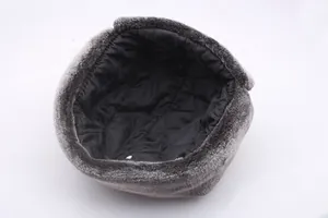 Détail du bonnet trappeur d'hiver avec fausse fourrure et doublure noire matelassée
