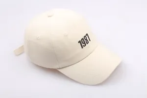 Nahaufnahme der schwarzen 1987 Stickerei auf beiger Baumwoll-Basecap mit sauberer Naht